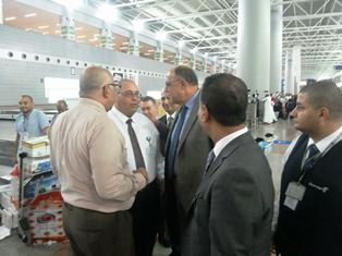 رئيس مصر للطيران للخطوط الجوية يتابع من مطار جدة سير رحلات عودة الحجاج