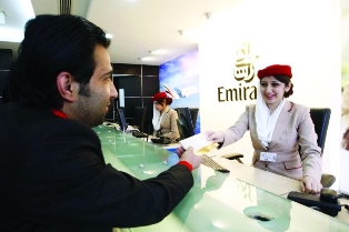 طيران الإمارات تفرض رسوماً على الحجز المسبق لمقاعد المسافرين