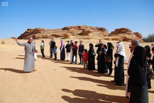 70 مرشدًا سياحيًا يقدمون خدمة الإرشاد بـ 17 موقعًا تاريخيًا بمناسبة اليوم الوطني للسعودية