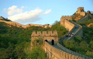 انهيار قنطرة تاريخها عمرها 500 سنة من سور الصين العظيم بعد عواصف قوية