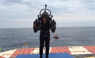 بالفيديو .. جهاز طيران شخصي يثير دهشة الجمهور