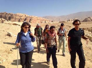 عناب تشارك شابين في المشي ضمن فعالية (درب الاردن) السياحية