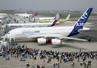 ايرباص تخفض انتاج طائراتها ايه 380
