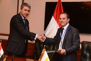 شريف فتحى ووزير النقل القبرصى يوقعان اتفاقية نقل جوى بين البلدين