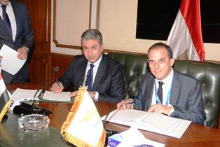 شريف فتحى ووزير النقل القبرصى يوقعان اتفاقية نقل جوى بين البلدين