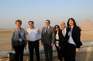 بالصور .. رئيس الوزراء اليوناني يزور منطقة الأهرامات الاثرية