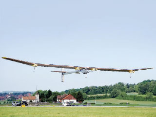 فريق (سولار إمبالس) يبحث تصميم طائرة شمسية من دون طيار