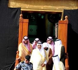 الأمير خالد الفيصل يتشرف بغسل الكعبة المشرفة