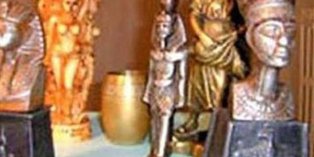 ضبط 22 تمثال وتميمه أثرية داخل منزل مزارع بالمنيا