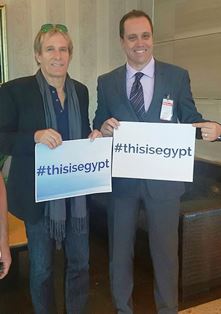 بالصور.. رئيس تنشيط السياحة في أستقبال المطرب العالمى مايكل بولتون بمطار القاهرة