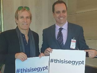 بالصور.. رئيس تنشيط السياحة في أستقبال المطرب العالمى مايكل بولتون بمطار القاهرة