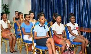 Tourism and Culture Minister meets Miss Creole design îles contestants