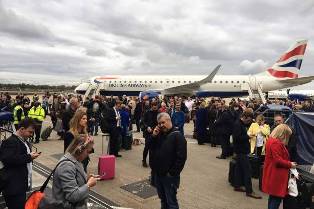 بالفيديو والصور.. اخلاء مطار لندن - سيتي بسبب حادث كيميائي