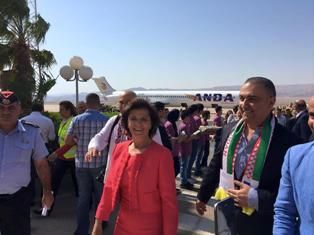 وزيرة السياحة الاردنية تستقبل أول طائرة سياح أوكرانية في العقبة