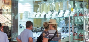 تجار: النشاط السياحي يدعم الإقبال على المشغولات الذهبية