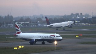 هبوط اضطراري لطائرة بريطانية بكندا و إصابات بالاختناق