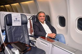 مصرللطيران تستقبل الفنان العالمى رمزى يسي على رحلتها القادمة من باريس