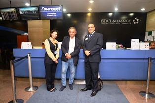 مصرللطيران تستقبل الفنان العالمى رمزى يسي على رحلتها القادمة من باريس