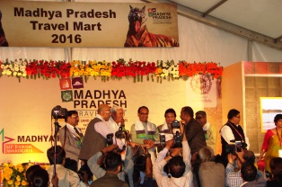 المسلة الاخبارية - في سوق السفر والسياحة لولاية مادهيا براديش بالهند