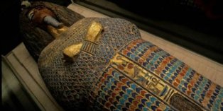 الاثار : نقل تابوتين تم اكتشافهما بعين شمس للمخزن المتحفي بالمطرية