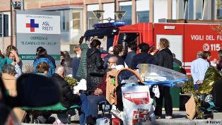 زلزال قوي وسط إيطاليا يتسبب فى انهيارت بالمباني والمنشآت والجسور