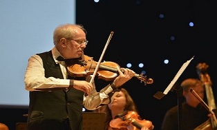 عازف الكمان الأول في العالم على مسرح مكتبة الإسكندرية