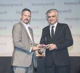 طيران الخليج تفوز بـ 3 جوائز في تقنية المعلومات