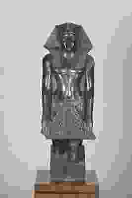 العثور على تمثالين لتحوت رب الحكمة وأمنحتب الثالث والد اخناتون بالاقصر