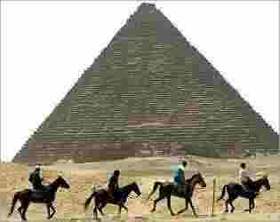 فاروق حسني يرأس إجتماعا لتطوير منطقة الأهرامات ويتوقع إكتشافات أثرية هامة جديدة