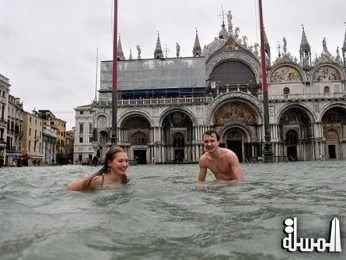 البندقية تغرق والسياح يسبحون ويمرحون