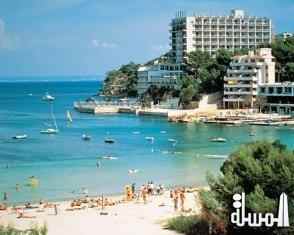 جزيرة مايوركا الاسبانية تفرض غرامة على السياح بدون قمصان