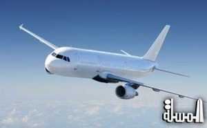 طاقم طائرة يستعين ببطاطين لمواجهة تسريب مياه في الجو