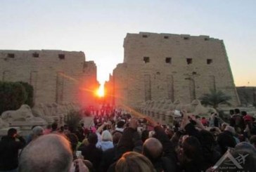 معبد الكرنك بالأقصر يستقبل السياح لمشاهدة ظاهرة تتعامد الشمس علي قدس الأقداس