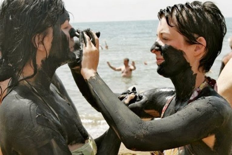 اعتبر رئيس هيئة الاستثمار ثابت الور قطاع السياحة العلاجية من اهم القطاعات الاقتصادية الرافدة للناتج المحلي الاجمالي لما يقدمه من قيمة مضافة للاقتصاد الوطني والترويج للمملكة عربيا وعالميا بمجالات العلاج والطب.