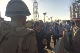 الرئيس السيسى فى زيارة للسد العالي ويصافح السائحين بشوارع أسوان