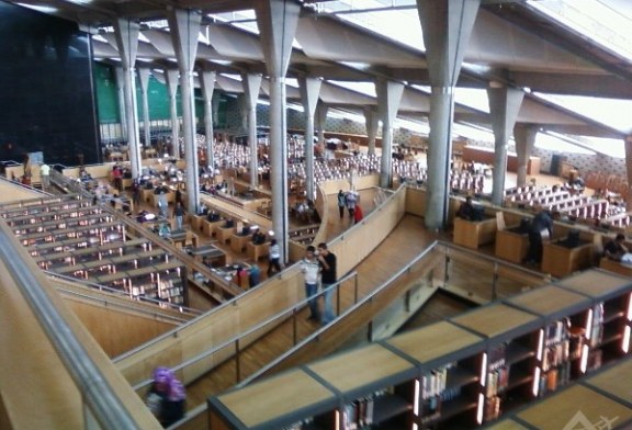 الدكتور عمر فكري يعرض قصة الحجر الأسود عبر التاريخ في رواية “الحجر”