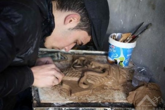 فنان عراقي يصنع نسخا مصغرة للآثار الأشورية التى دمرها التنظيم الارهابى