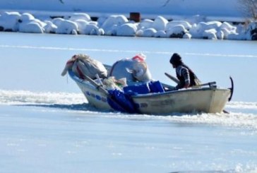 بالصور.. تجمّد رابع أكبر بحيرة في تركيا بسبب شدة انخفاض درجات الحرارة