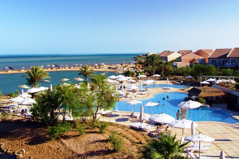 يسعى الخبير السياحى "سميح ساويرس" - مؤسس منتجع الجونة - إلى تجديد الإتفاق الذى تم إبرامه بين منتجع "الجونة " بالبحر الأحمر و شركة "اف تى اى " الالمانية لتوسيع عروضها للموسم الشتوى القادم لعام 2017.