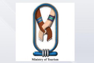 سياحة مصر تحذر الشركات من حجز تذاكر طيران غير معتمد لرحلات العمرة