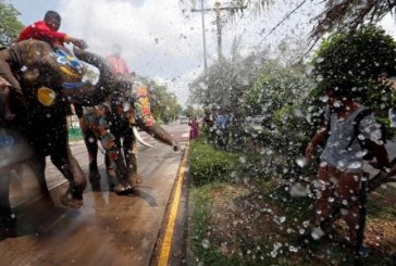 تنشيطا للسياحة وجلب الحظ أفيال ملونة ترش السياح بالماء في تايلاند