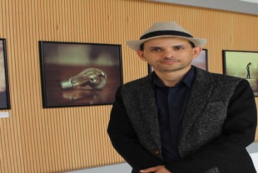 المغربي أشرف بزناني .. مصور عربي وحيد في أكبر معرض للفن الحديث والمعاصر بأوروبا