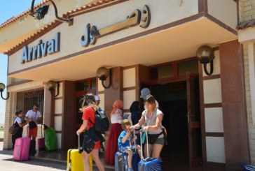 مطار مطروح يستقبل عشرات السياح الايطاليين