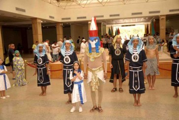 بالصور .. السياح يحتفلون بيوم السياحة العالمى بمعبد الكرنك بالأقصر