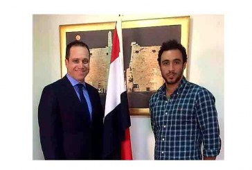 بطل الاسكواش رامى عاشور يروج للسياحة المصرية