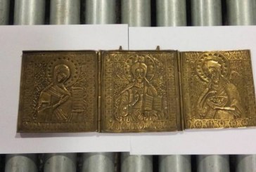 الاثار تضبط أيقونة ثلاثية مركبة من النحاس ترجع للقرن الثامن عشر ميلادي قبل تهريبها