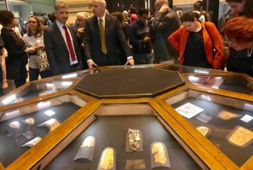 العناني يفتتح معرضا مؤقتا لكنوز توت عنخ آمون غير المرئية