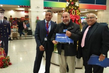 مصرللطيران تستقبل عملائها بالهدايا والمفاجآت احتفالاً بالعام الجديد