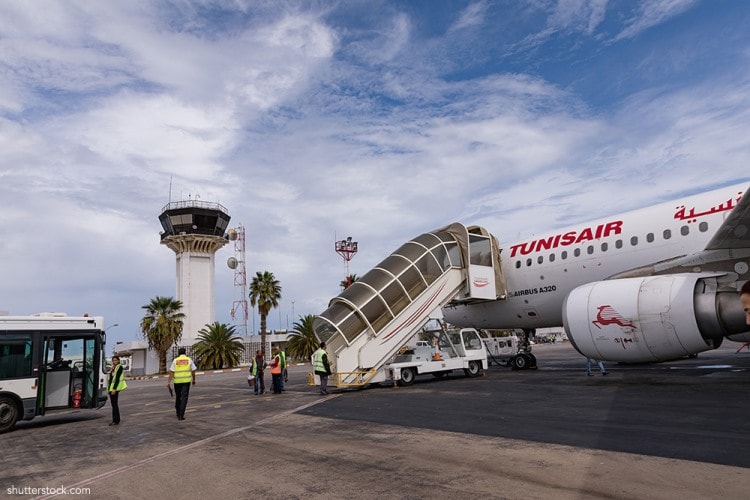 العاملون بالمطارات التونسية يهدّدون بالإضراب