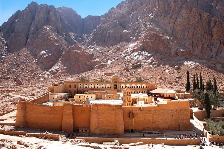 خبير آثار يطالب بتكريم شخصية ساهمت فى تسجيل دير سانت كاترين تراث عالمى
